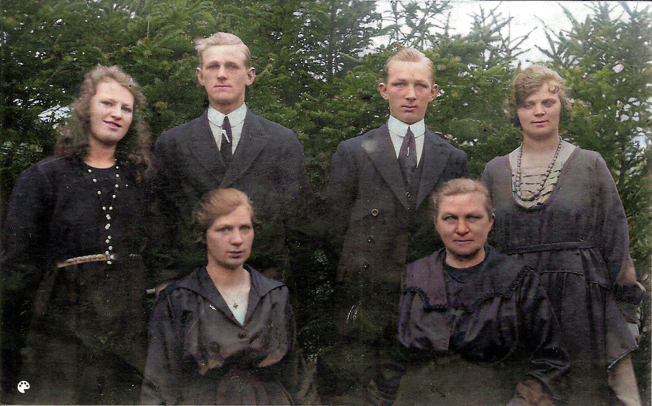 media/Alfred Jensen med mor og søskende-Colorized.jpg